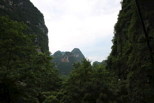 山间绿意盎然的秀丽景色