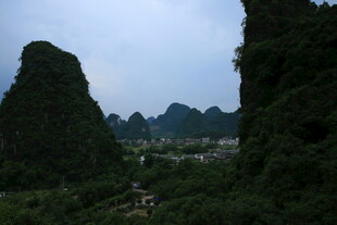 秀丽山峦间的翠绿景致