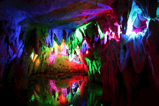 梦幻溶洞景观绚丽倒影