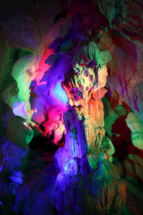 梦幻溶洞彩色光影奇观