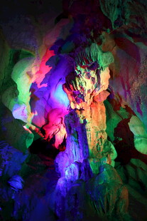 梦幻溶洞彩色光影奇观