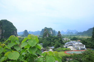 山间村落绿意环绕美景