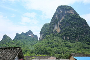 秀丽山峰与民居景观