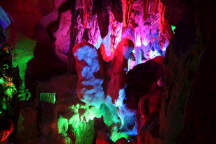 梦幻多彩的溶洞景观