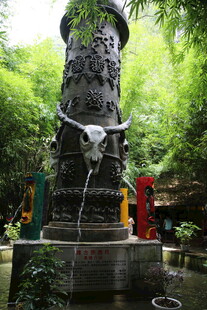 竹林中的精美雕刻石柱