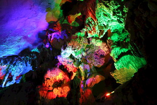 梦幻溶洞彩色景观