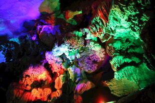 梦幻绚丽的溶洞景观