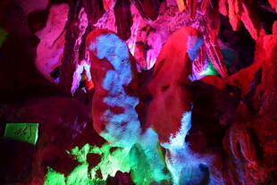 梦幻溶洞彩色光影奇观