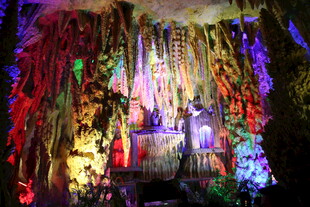 梦幻溶洞景观五彩钟乳石