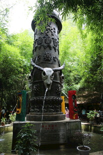 森林中的奇幻雕塑喷泉