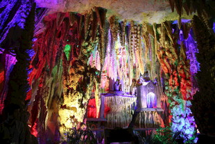 梦幻溶洞景观绚丽多姿