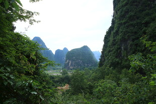 山间绿野 秀丽峰林景色