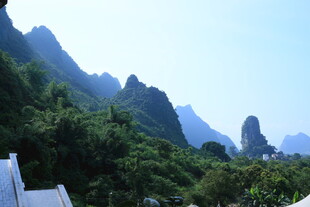 秀丽山峦与葱郁植被景观