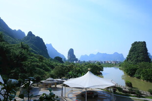 山水间的帐篷营地