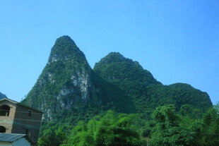 山间小屋伴秀丽峰景