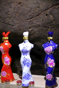旗袍造型酒瓶展示