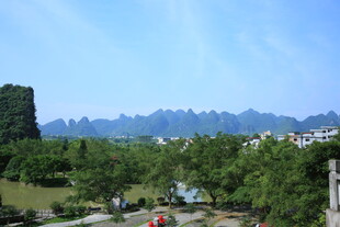 秀丽山水风光 游人漫步其间