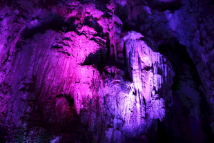 梦幻紫色溶洞景观
