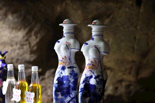 青花瓷造型酒瓶陈列