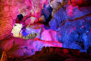 洞穴探险者探索奇幻洞穴