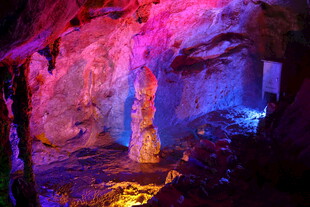 梦幻多彩的地下溶洞景观