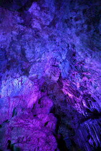 梦幻紫色溶洞景观