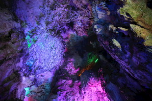 梦幻溶洞内的多彩岩石景观