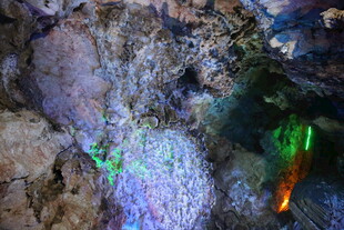 洞穴内五彩斑斓的奇妙景观