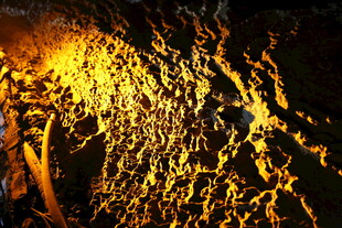 夜间灯光映照下的瀑布