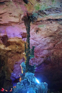 梦幻溶洞中的奇特钟乳石