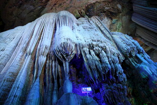 地下溶洞的奇幻冰柱景观