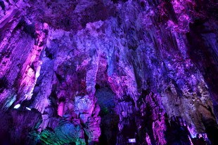 梦幻紫色溶洞景观