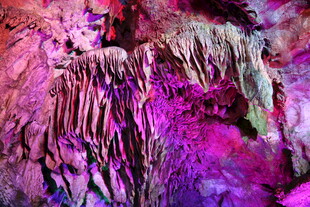 梦幻紫色溶洞景观