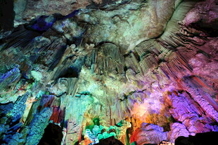 梦幻斑斓的地下溶洞景观