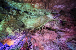 梦幻多彩的地下溶洞景观