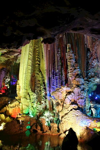 梦幻溶洞景观 色彩斑斓