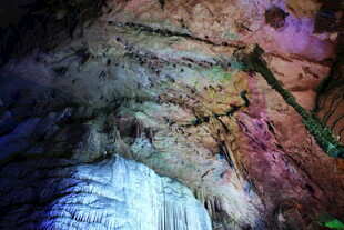 梦幻溶洞内的绚丽瀑布景观