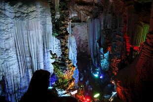 梦幻溶洞景观绚丽多姿