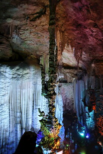 地下溶洞奇观 钟乳石林立