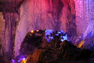 梦幻溶洞景观 色彩绚丽