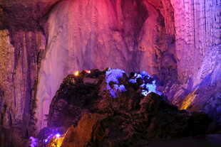 梦幻溶洞景观 色彩斑斓