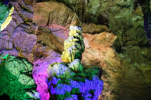 五彩斑斓的溶洞景观