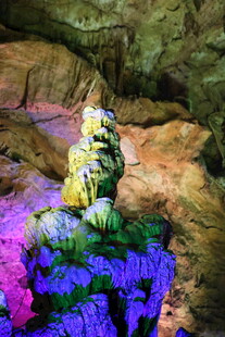 奇幻洞穴内的多彩钟乳石