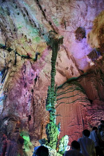 梦幻溶洞景观吸引游客