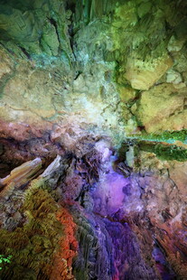 梦幻多彩的地下洞穴景观