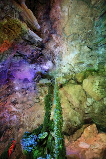 奇幻色彩的洞穴内部景观