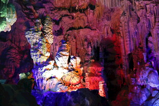 梦幻绚烂的地下溶洞景观