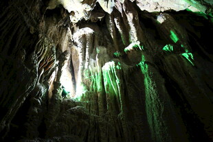 神秘溶洞内的奇幻钟乳石