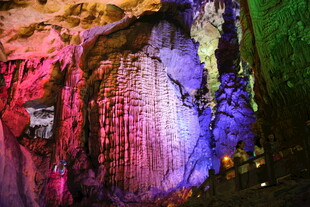 梦幻彩色溶洞景观