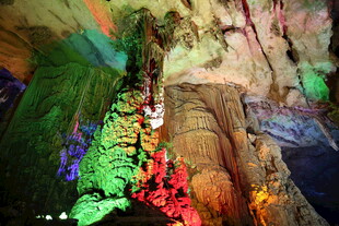 五彩斑斓的地下溶洞景观